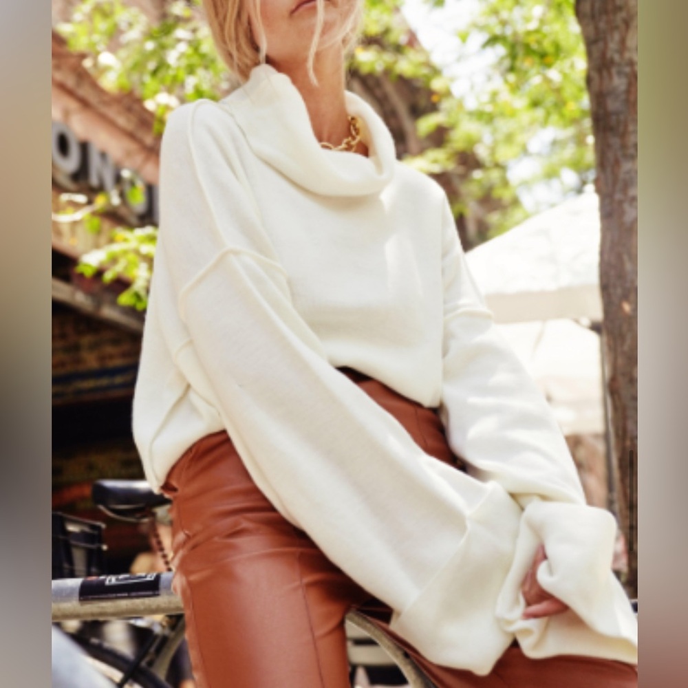 Nasty Gal M cream sweater with large cuff sleeves